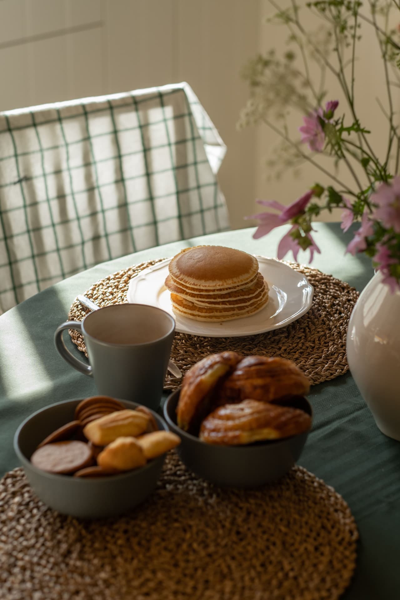 Mesa de café da manhã com luz suave